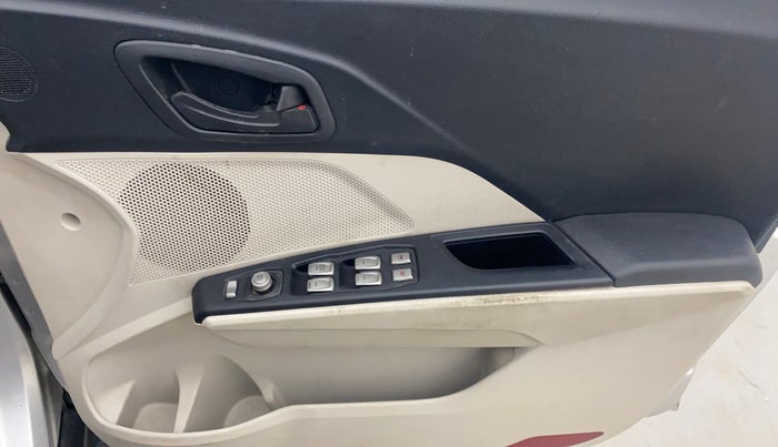 2019 Mahindra XUV300 W4 1.2 PETROL, Petrol, Manual, 75,257 km, Driver Side Door Panels Control