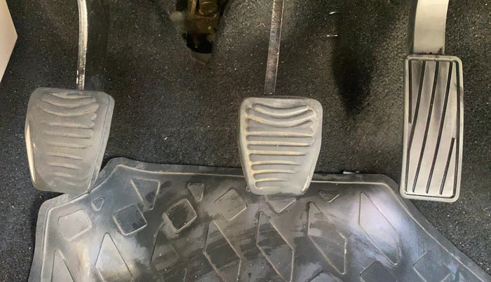 2019 Mahindra XUV300 W4 1.2 PETROL, Petrol, Manual, 75,257 km, Pedals