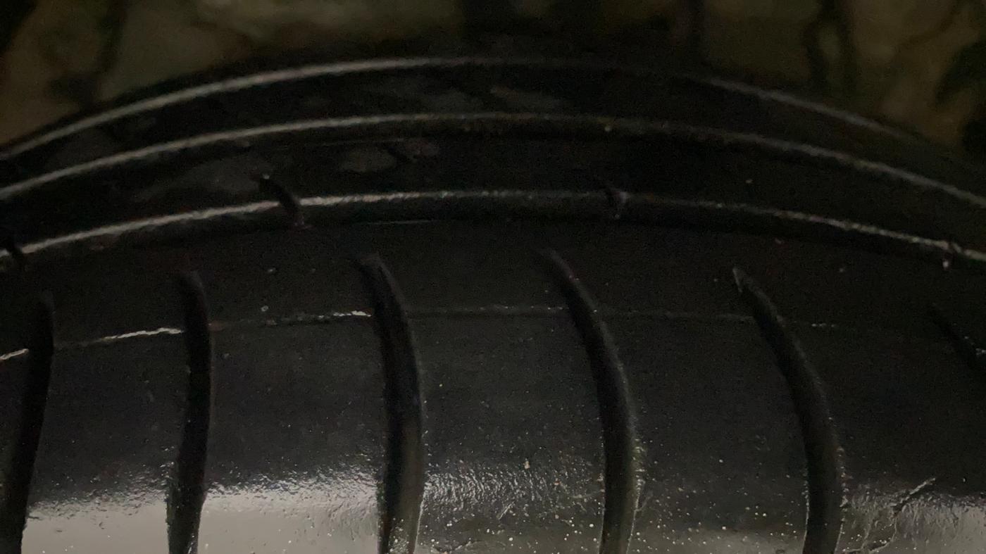 2019 Mahindra XUV300 W4 1.2 PETROL, Petrol, Manual, 76,449 km, Right Front Tyre Tread