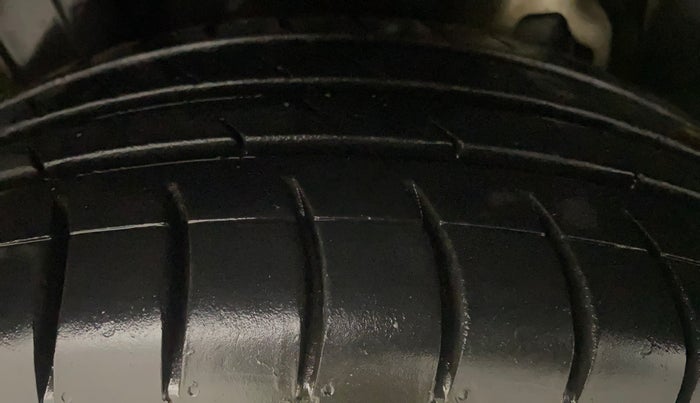 2019 Mahindra XUV300 W4 1.2 PETROL, Petrol, Manual, 75,257 km, Right Rear Tyre Tread