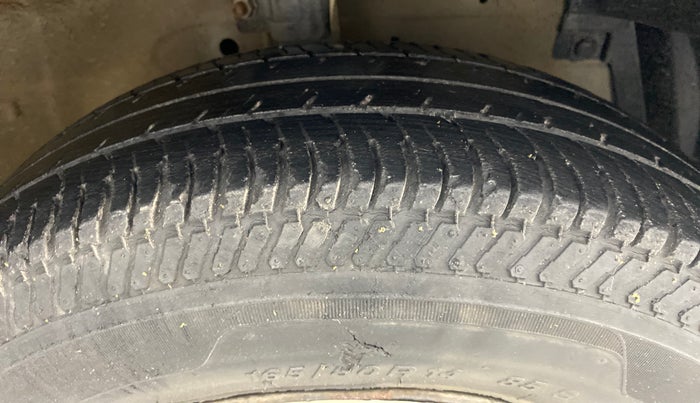 2013 Maruti Swift VXI D, Petrol, Manual, 62,488 km, Right Front Tyre Tread