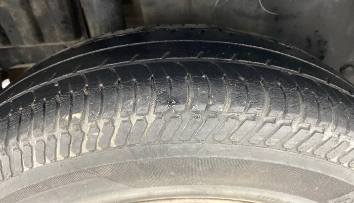 2013 Maruti Swift VXI D, Petrol, Manual, 62,488 km, Right Rear Tyre Tread
