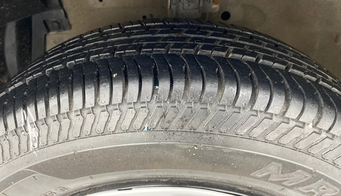 2013 Maruti Swift VXI D, Petrol, Manual, 62,488 km, Left Front Tyre Tread