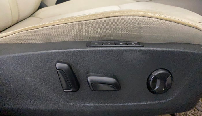 2022 Skoda Octavia STYLE 2.0, Petrol, Automatic, 47,591 km, Driver Side Adjustment Panel