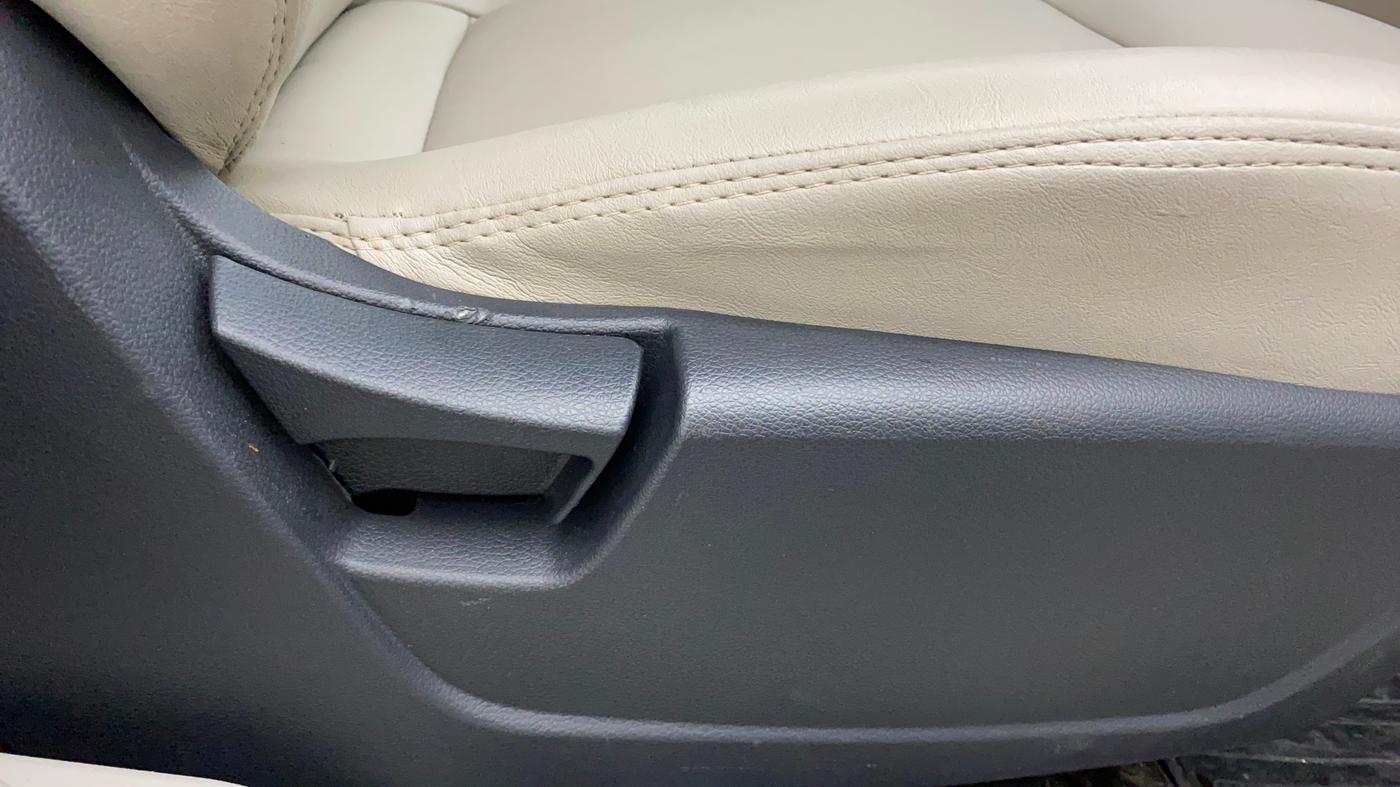 2019 Mahindra XUV300 W6 1.2 PETROL, Petrol, Manual, 42,731 km, Driver Side Adjustment Panel