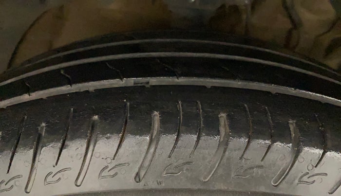 2019 Mahindra XUV300 W6 1.2 PETROL, Petrol, Manual, 42,731 km, Right Front Tyre Tread