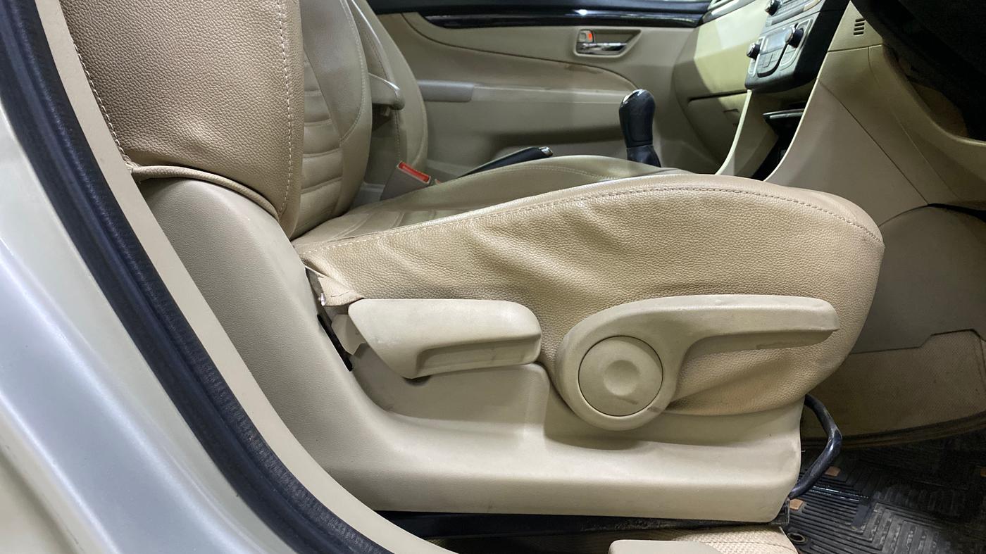 2018 Maruti Ciaz DELTA 1.4 MT PETROL, Petrol, Manual, 50,605 km, Driver Side Adjustment Panel