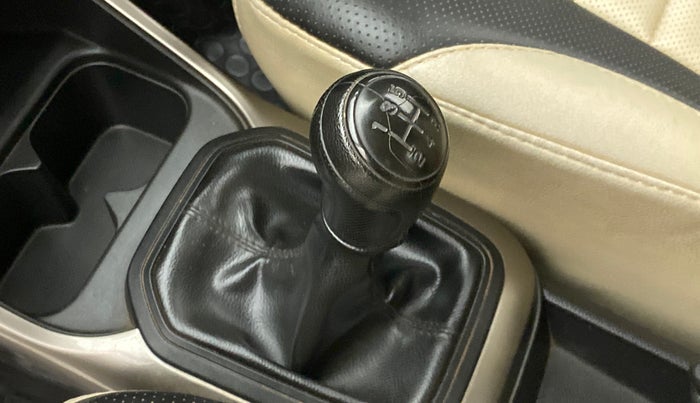 2018 Maruti IGNIS SIGMA 1.2, Petrol, Manual, 91,394 km, Gear lever - Knob cover torn