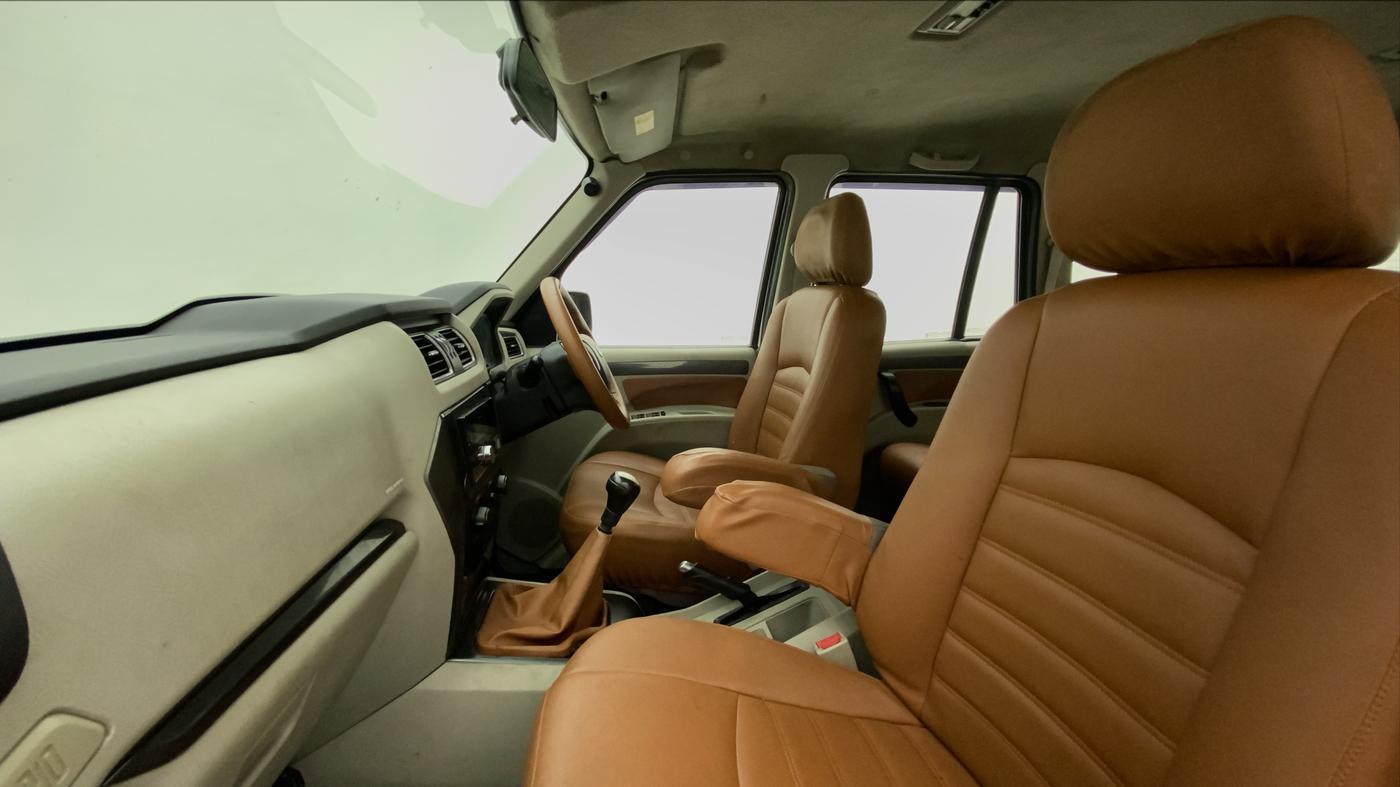 2015 Mahindra Scorpio S8, Diesel, Manual, 81,749 km, Right Side Front Door Cabin