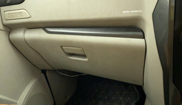 2015 Mahindra Scorpio S8, Diesel, Manual, 81,749 km, Dashboard - Glove Box cover minor damage