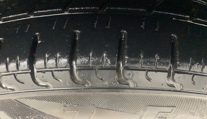 2017 Renault Kwid CLIMBER 1.0 AMT, Petrol, Automatic, 42,870 km, Right Front Tyre Tread