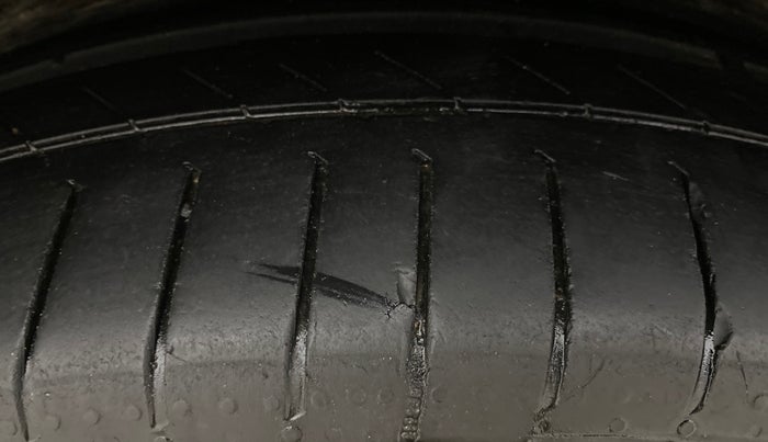 2022 Mahindra XUV700 AX 5 D MT 7 STR, Diesel, Manual, 59,650 km, Right Rear Tyre Tread