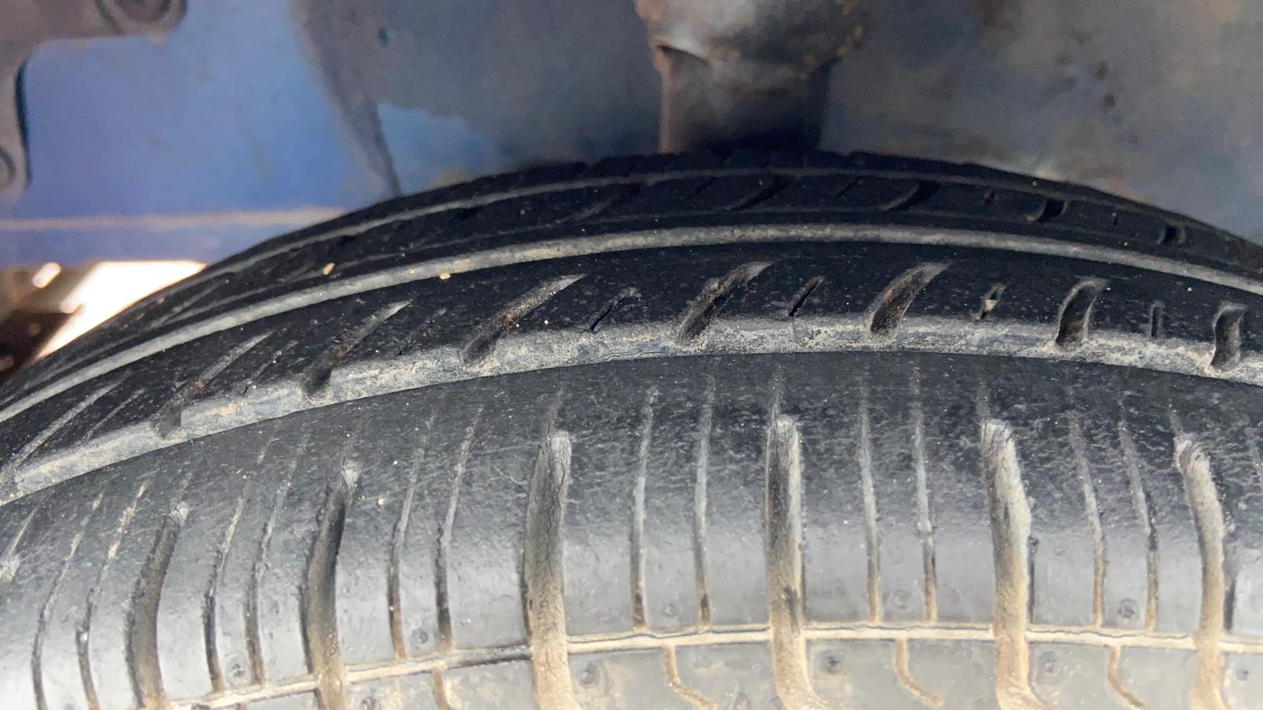2016 Hyundai Eon ERA +, Petrol, Manual, 22,031 km, Left Front Tyre Tread