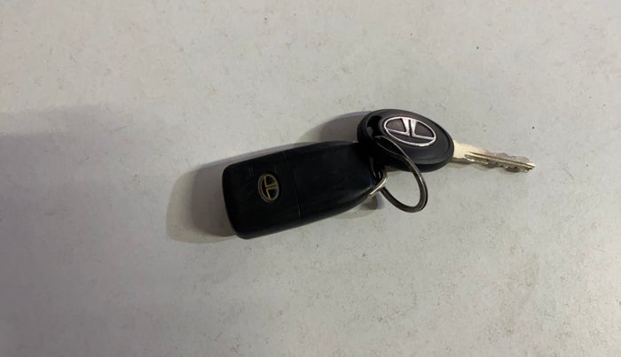 2018 Tata Tiago XZ PETROL, CNG, Manual, 1,11,136 km, Key Close Up
