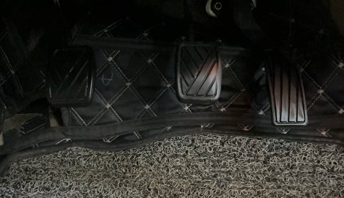 2019 Maruti Ciaz ALPHA 1.5 SHVS PETROL, Petrol, Manual, 68,499 km, Pedals
