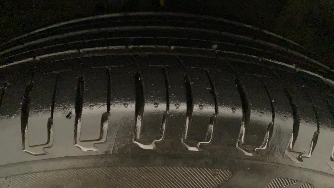 2013 Maruti Ertiga VXI, Petrol, Manual, 61,899 km, Left Rear Tyre Tread