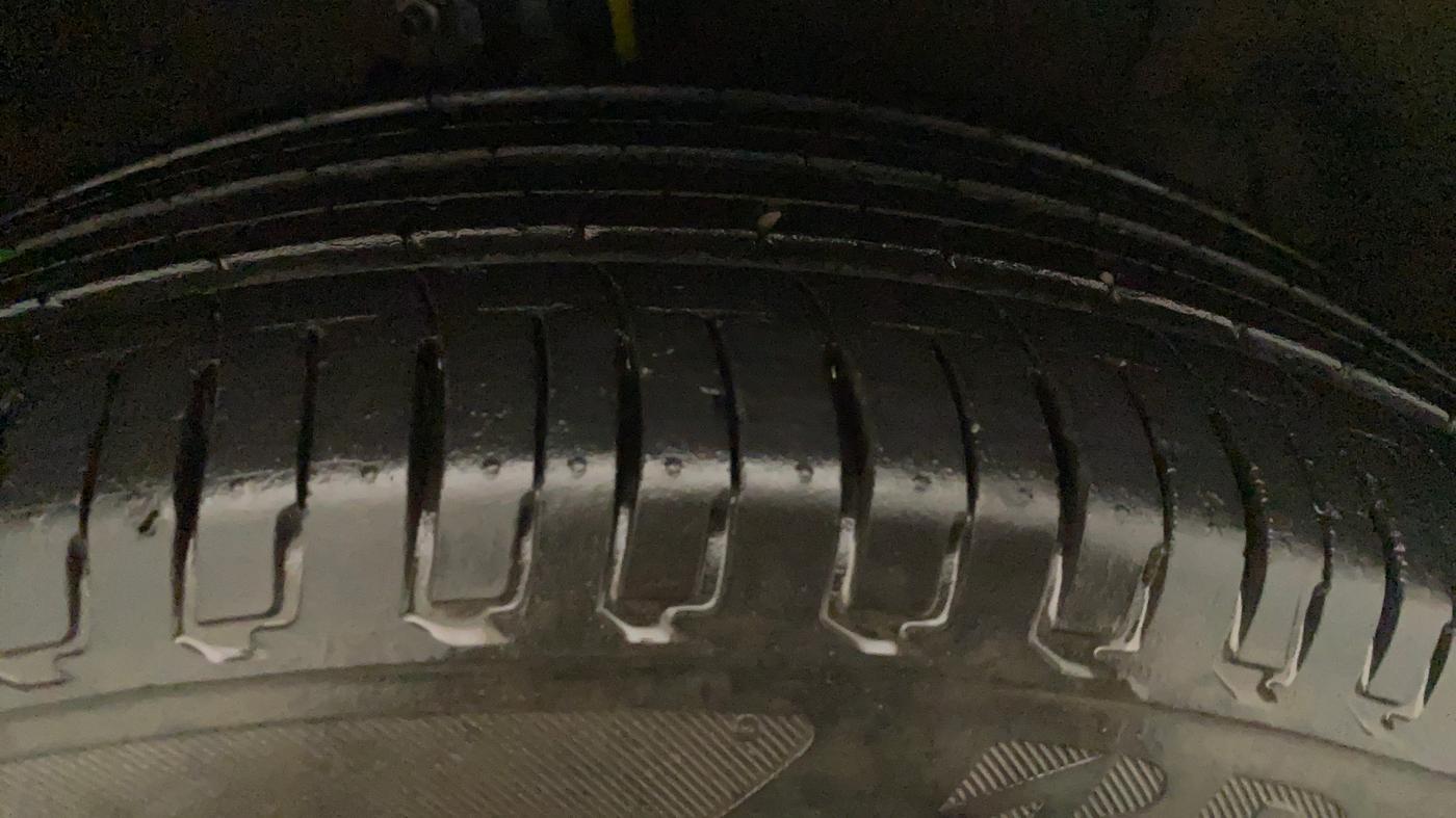2013 Maruti Ertiga VXI, Petrol, Manual, 61,899 km, Right Front Tyre Tread