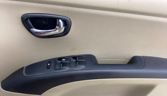 2015 Hyundai i10 SPORTZ 1.1, Petrol, Manual, 31,738 km, Driver Side Door Panels Control