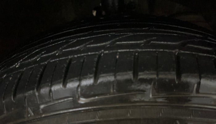 2019 Maruti Swift VXI, Petrol, Manual, 54,078 km, Right Front Tyre Tread