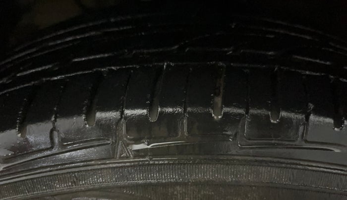 2019 Maruti Swift VXI, Petrol, Manual, 54,078 km, Left Front Tyre Tread