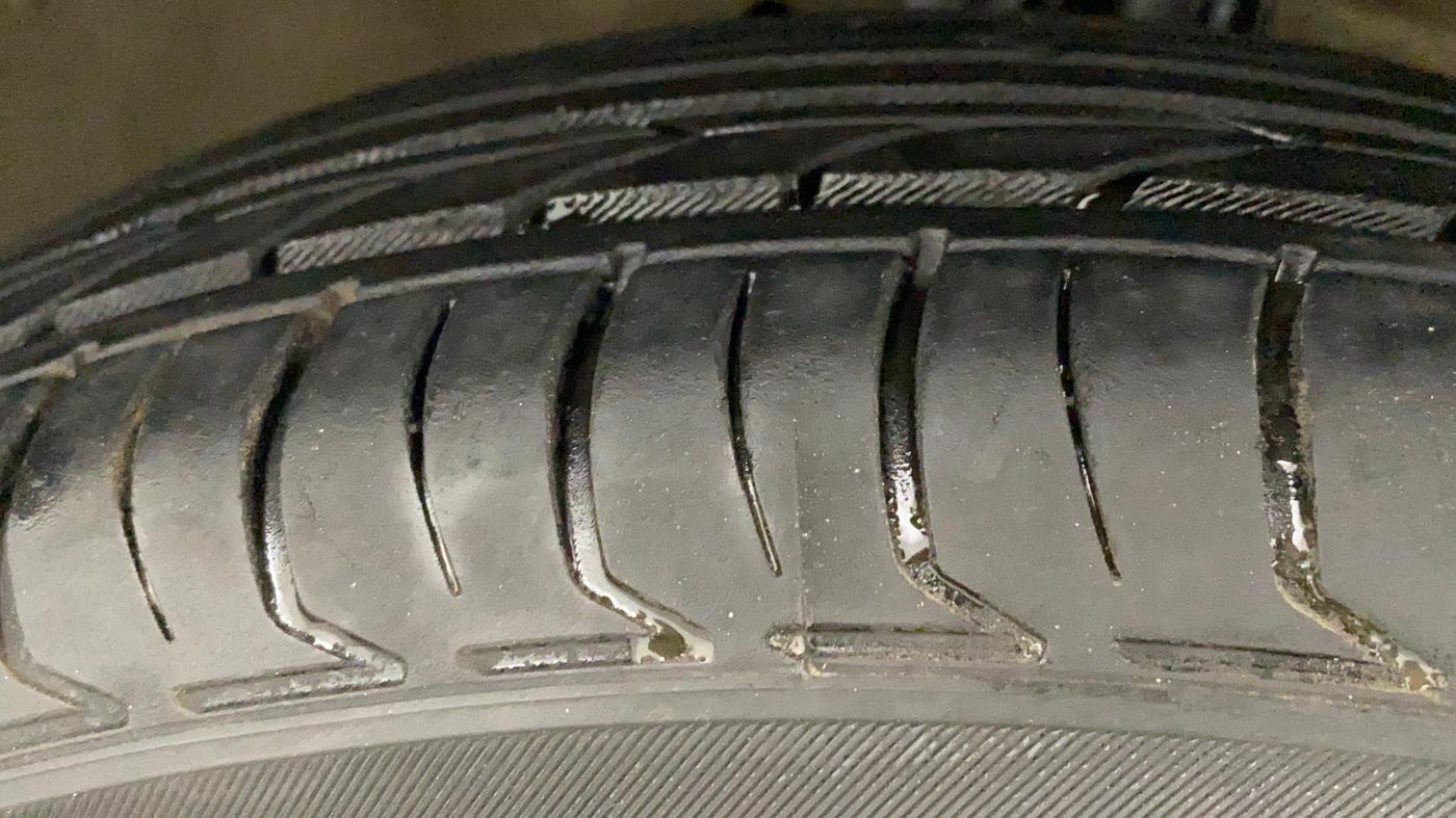 2015 Maruti Swift Dzire VXI, Petrol, Manual, 95,117 km, Right Front Tyre Tread