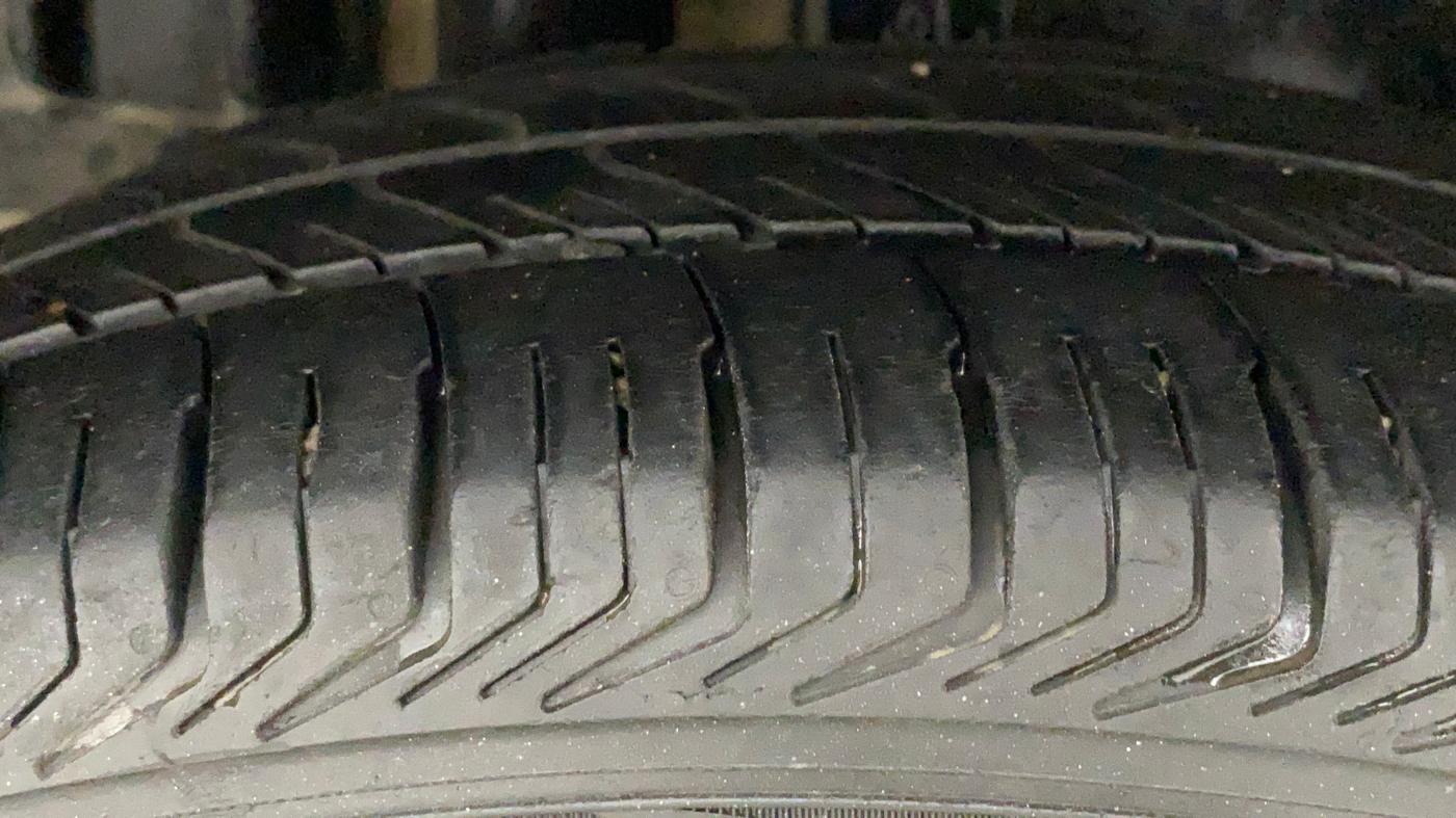 2015 Maruti Swift Dzire VXI, Petrol, Manual, 95,117 km, Right Rear Tyre Tread
