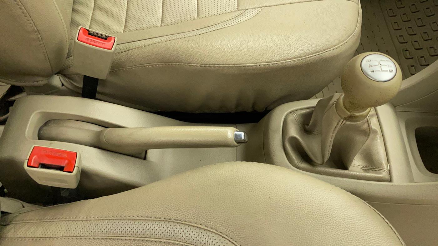 2015 Maruti Swift Dzire VXI, Petrol, Manual, 95,117 km, Gear Lever