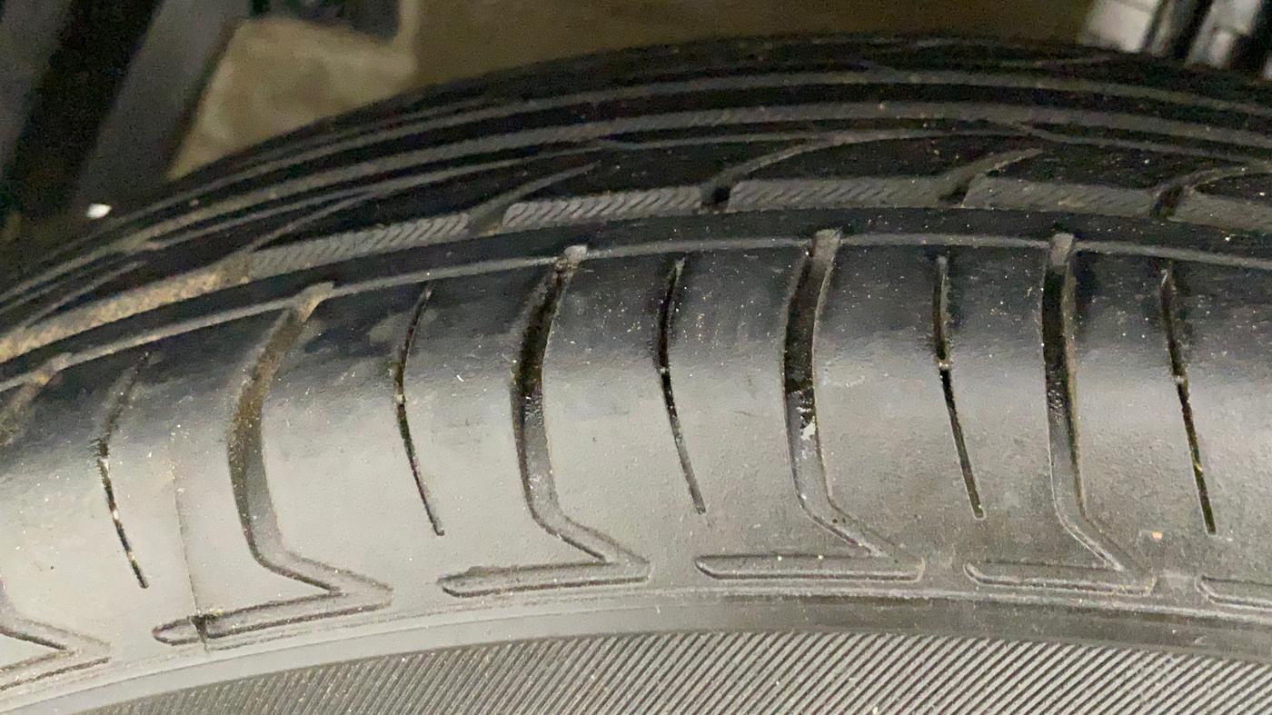 2015 Maruti Swift Dzire VXI, Petrol, Manual, 95,117 km, Left Front Tyre Tread