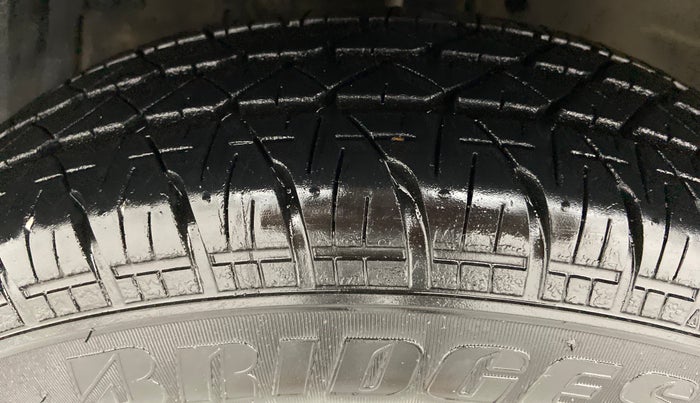 2017 Maruti Swift VXI D, Petrol, Manual, 60,617 km, Left Front Tyre Tread