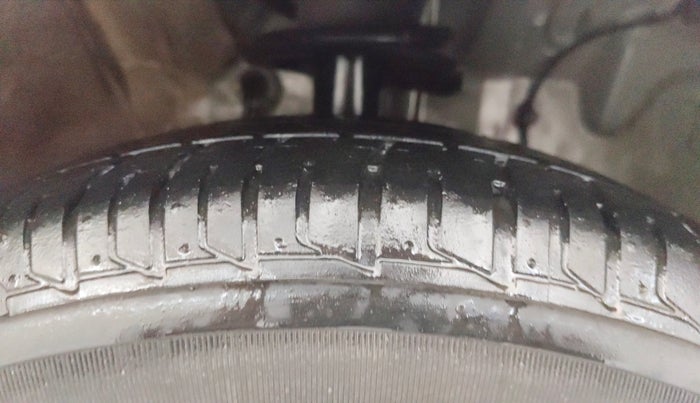 2016 Toyota Etios Liva VX, Petrol, Manual, 72,454 km, Right Front Tyre Tread