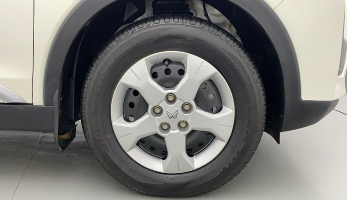 2023 Mahindra XUV300 W6 1.2 PETROL, Petrol, Manual, 5,478 km, Right Front Wheel