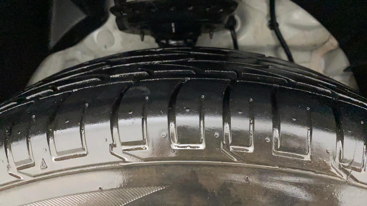 2023 Mahindra XUV300 W6 1.2 PETROL, Petrol, Manual, 5,478 km, Right Front Tyre Tread