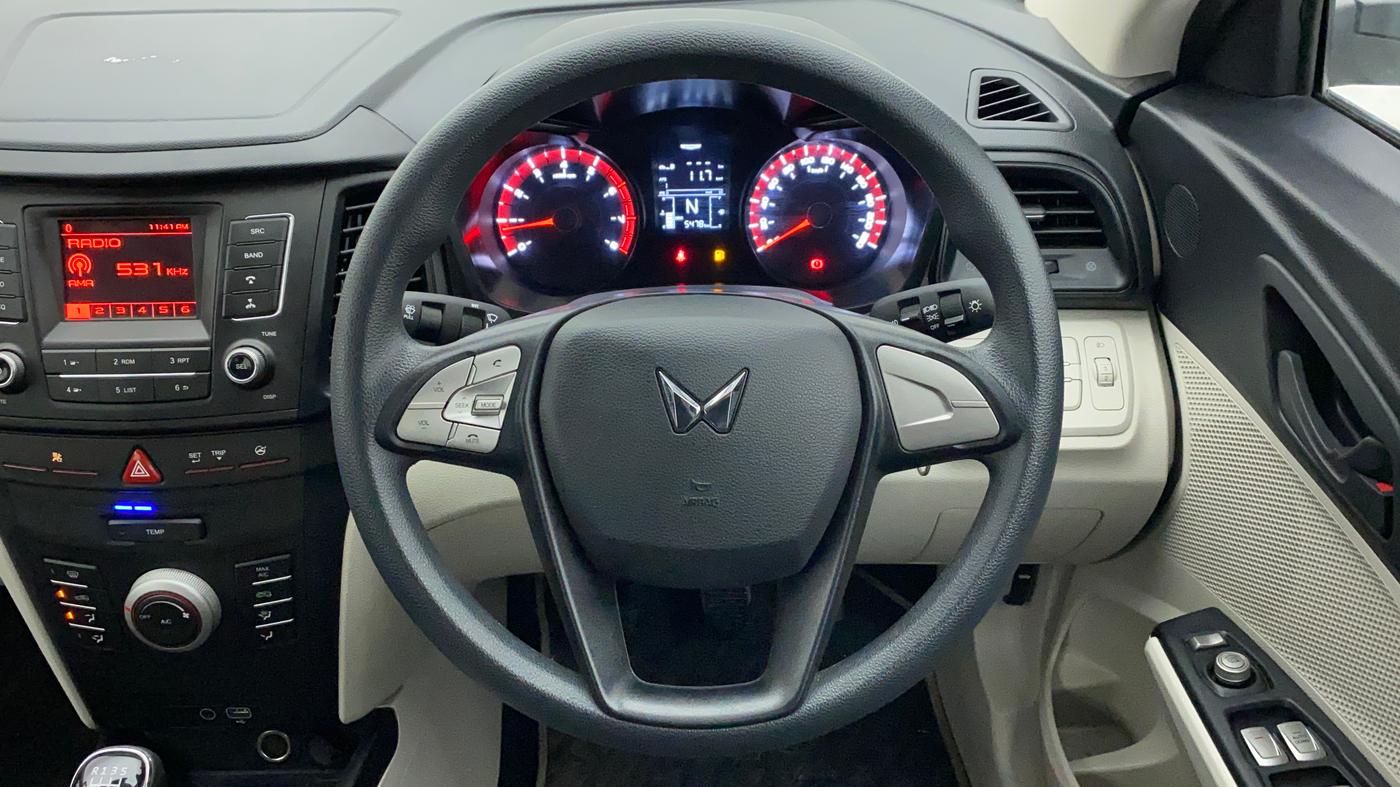 2023 Mahindra XUV300 W6 1.2 PETROL, Petrol, Manual, 5,478 km, Steering Wheel Close Up