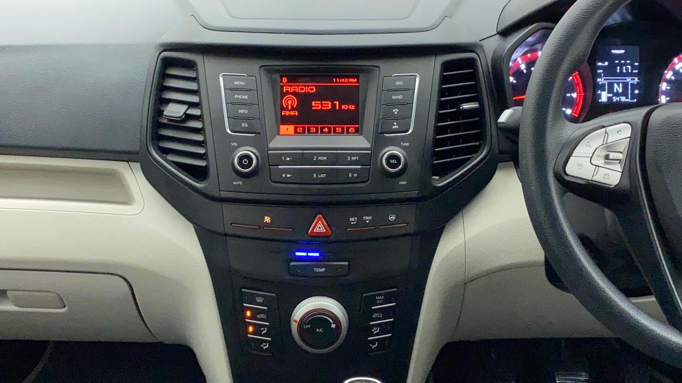 2023 Mahindra XUV300 W6 1.2 PETROL, Petrol, Manual, 5,478 km, Air Conditioner