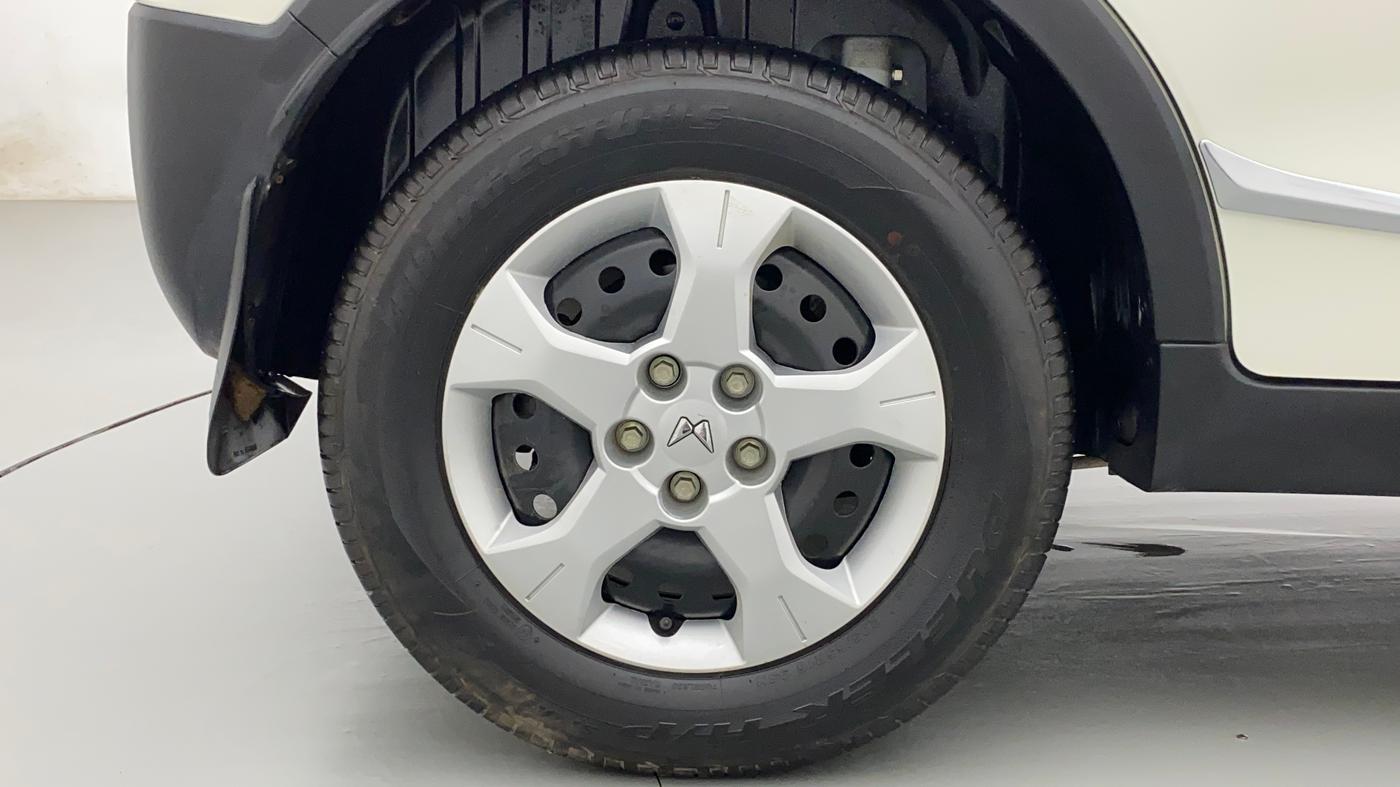2023 Mahindra XUV300 W6 1.2 PETROL, Petrol, Manual, 5,478 km, Right Rear Wheel
