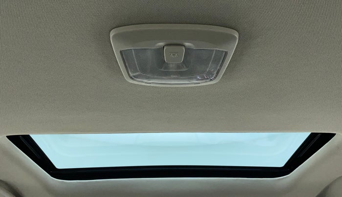 2023 Mahindra XUV300 W6 1.2 PETROL, Petrol, Manual, 5,478 km, Moonroof/ Sunroof