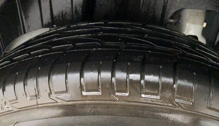 2023 Mahindra XUV300 W6 1.2 PETROL, Petrol, Manual, 5,478 km, Right Rear Tyre Tread