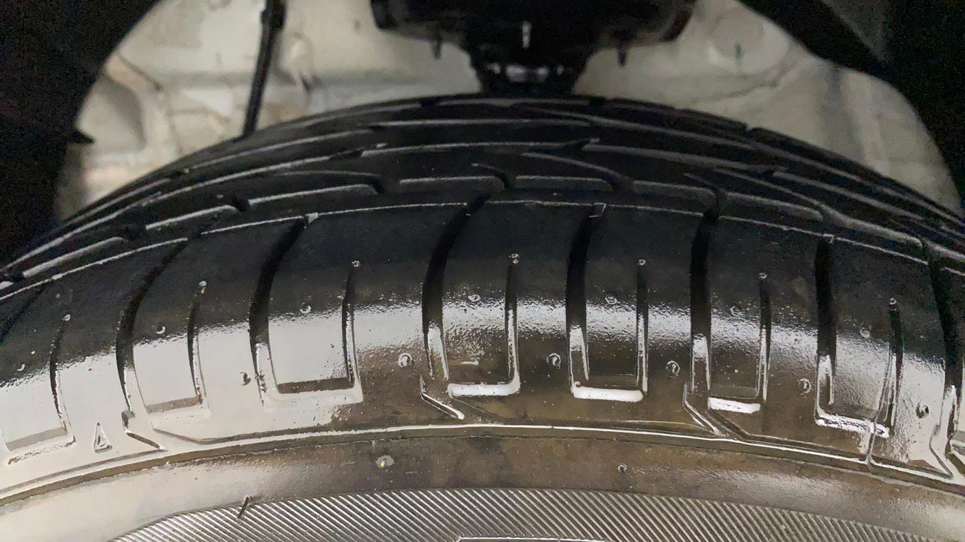 2023 Mahindra XUV300 W6 1.2 PETROL, Petrol, Manual, 5,478 km, Left Front Tyre Tread