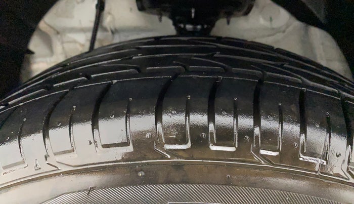 2023 Mahindra XUV300 W6 1.2 PETROL, Petrol, Manual, 5,478 km, Left Front Tyre Tread