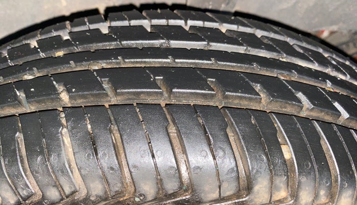 2018 Renault Kwid RXT 1.0 (O), Petrol, Manual, 5,642 km, Left Rear Tyre Tread