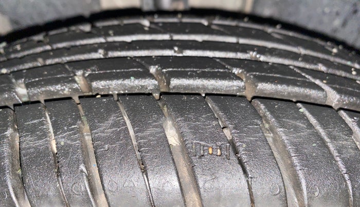 2018 Renault Kwid RXT 1.0 (O), Petrol, Manual, 5,642 km, Right Front Tyre Tread