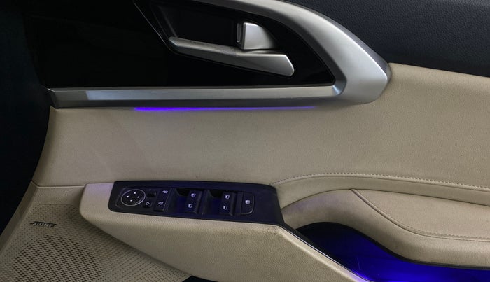 2023 KIA CARENS LUXURY PLUS 1.5 TURBO PETROL DCT 7 STR, Petrol, Automatic, 35,854 km, Driver Side Door Panels Control