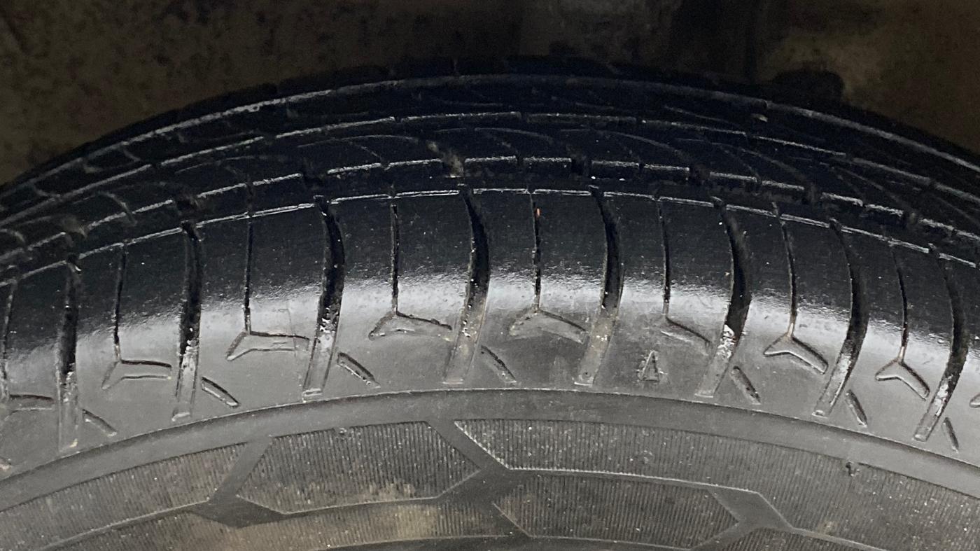 2018 Maruti Wagon R 1.0 VXI AMT, Petrol, Automatic, 24,818 km, Left Front Tyre Tread