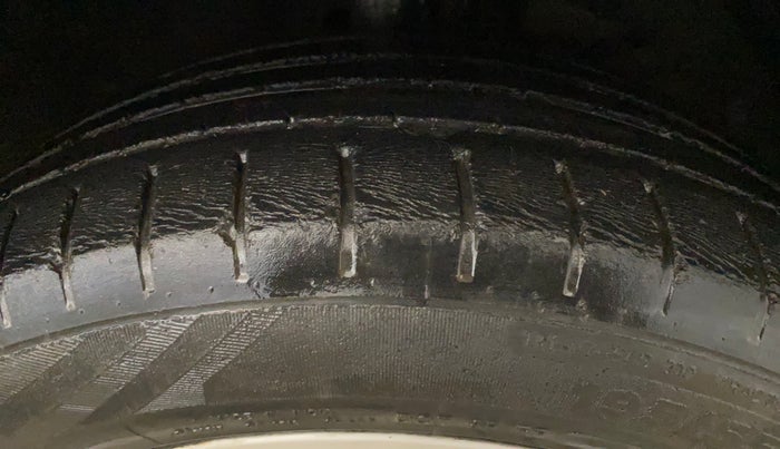 2015 Maruti Baleno ALPHA PETROL 1.2, Petrol, Manual, 65,468 km, Right Front Tyre Tread