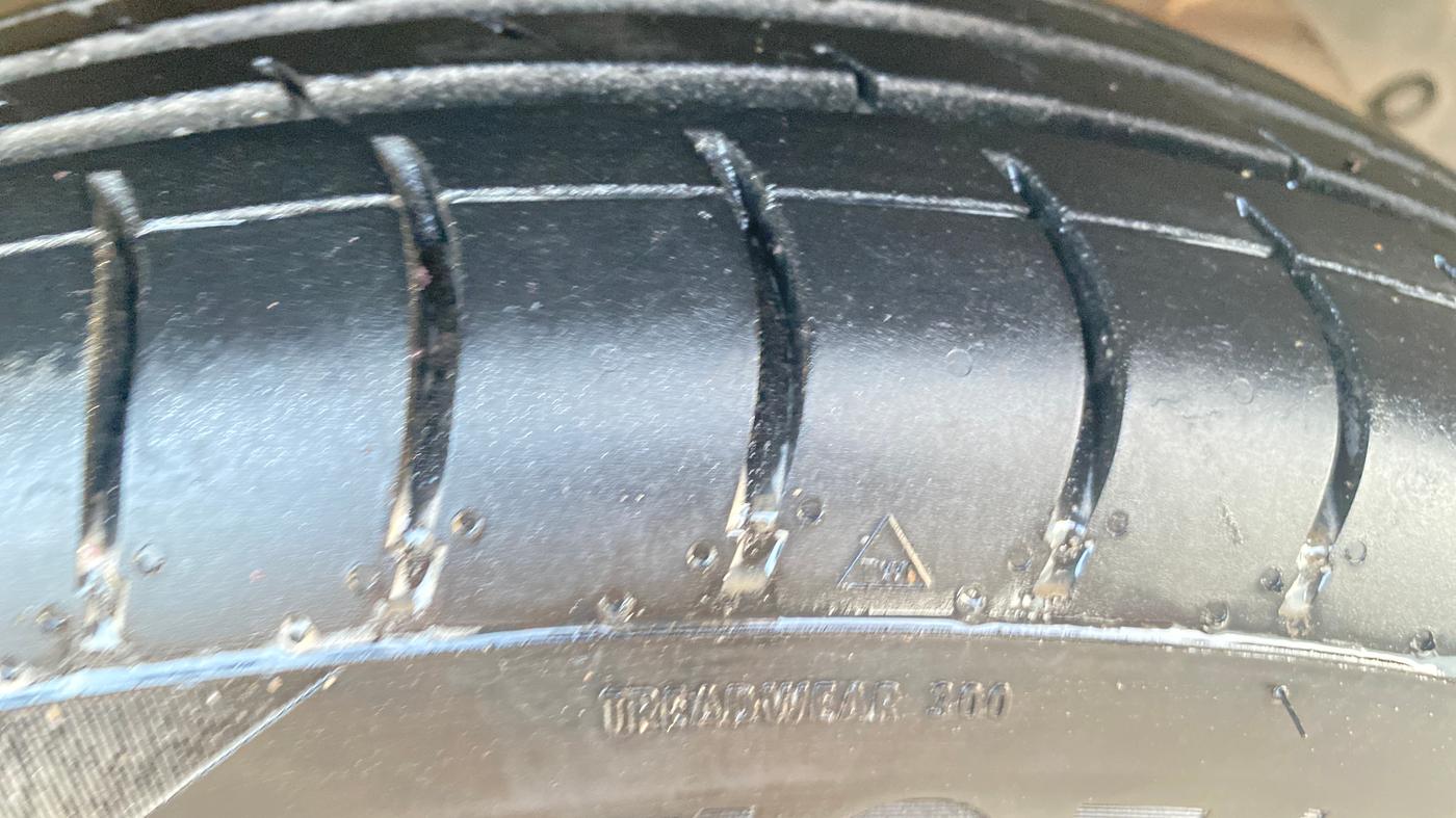 2019 Maruti Swift VXI AMT, Petrol, Automatic, 64,571 km, Right Front Tyre Tread