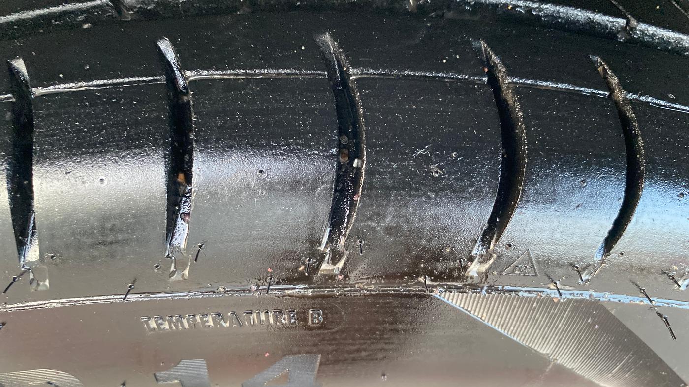 2019 Maruti Swift VXI AMT, Petrol, Automatic, 64,571 km, Left Front Tyre Tread