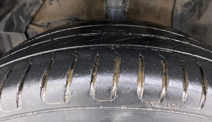 2016 Maruti Vitara Brezza ZDI, Diesel, Manual, 1,05,687 km, Left Front Tyre Tread