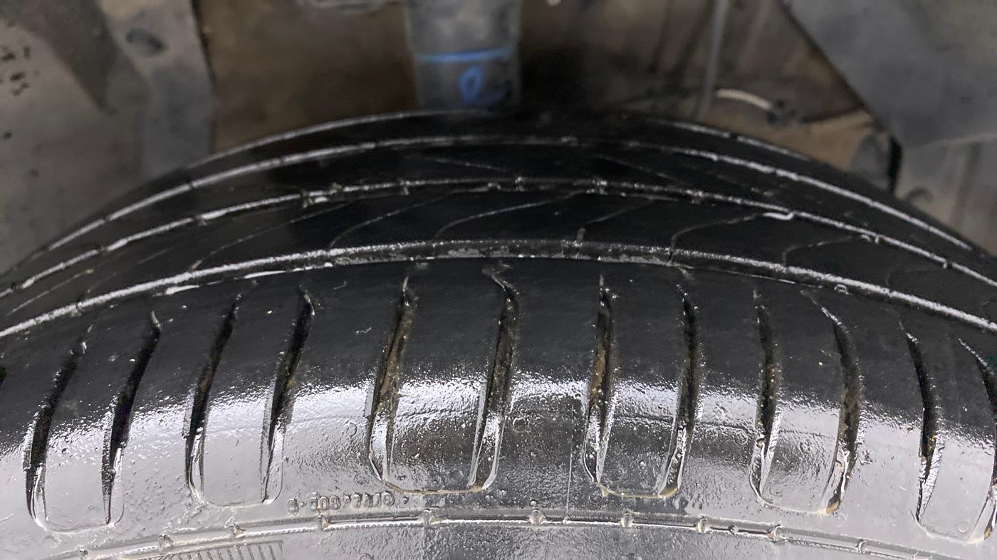 2016 Maruti Vitara Brezza ZDI, Diesel, Manual, 1,05,687 km, Right Front Tyre Tread