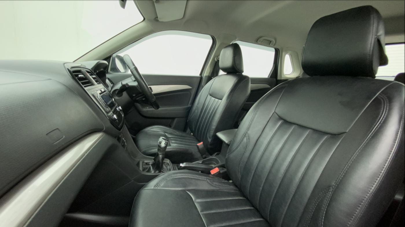 2016 Maruti Vitara Brezza ZDI, Diesel, Manual, 1,05,687 km, Right Side Front Door Cabin