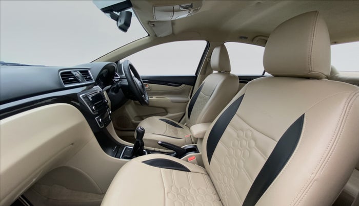 2015 Maruti Ciaz ZXI, Petrol, Manual, 68,137 km, Right Side Front Door Cabin